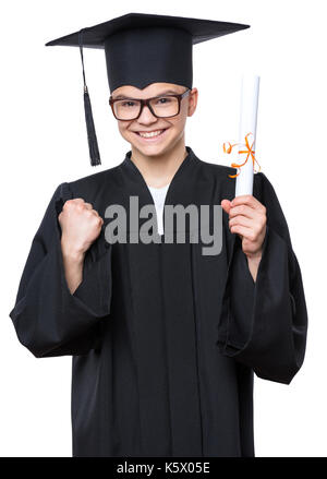 Ritratto di laurearsi teen boy studente nella graduazione nera vestaglia con cappello e occhiali, tenendo diploma - isolato su sfondo bianco. Fortunato allegro Foto Stock