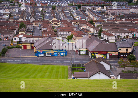 Il famoso Cattolico Bogside, una casa del movimento Repubblicano Irlandese nella città di Londonderry in Irlanda del Nord visto dalle mura dell'anc Foto Stock