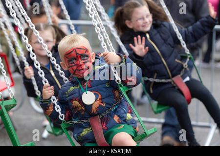 Bambini che giocano su Merry Go Round Foto Stock