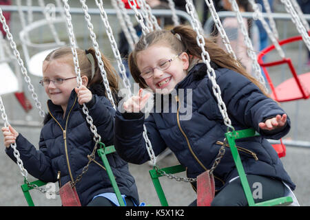 Bambini che giocano su Merry Go Round Foto Stock