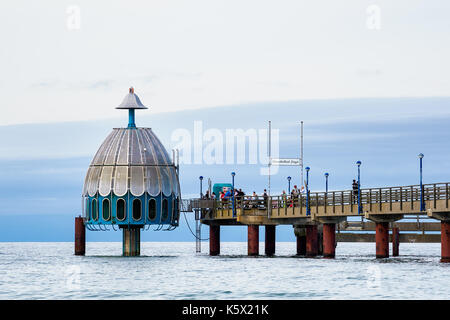 Pier sulla costa del Mar Baltico in zingst, Germania. Foto Stock