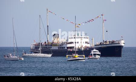 Gli spettatori a guardare Bournemouth Air Festival dal piroscafo SS Shieldhall Foto Stock