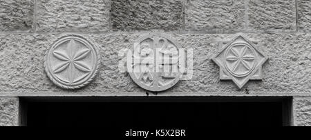 Simboli sopra le porte Foto Stock