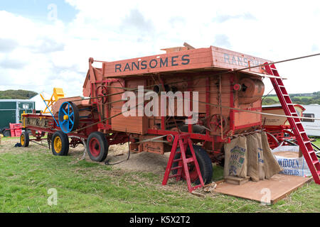 Un vintage ransomes trebbiatrice a un paese fayre in Cornovaglia, Inghilterra, Regno Unito. Foto Stock