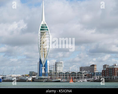 Vista la Emirates Spinnaker Tower nel porto di Portsmouth Regno Unito su un nuvoloso giorno di estate Foto Stock