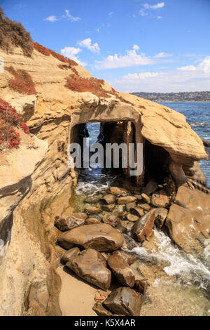 Grotte costiere a la Jolla cove nella California del sud in estate in una giornata di sole Foto Stock