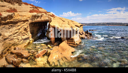 Grotte costiere a la Jolla cove nella California del sud in estate in una giornata di sole Foto Stock