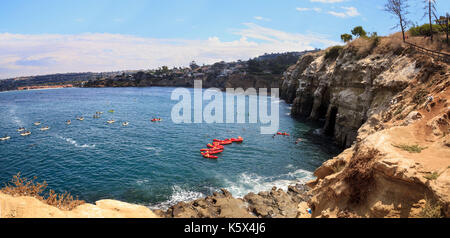 Kayak vicino grotte costiere a la Jolla cove nella California del sud in estate in una giornata di sole Foto Stock