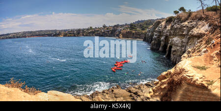 Kayak vicino grotte costiere a la Jolla cove nella California del sud in estate in una giornata di sole Foto Stock