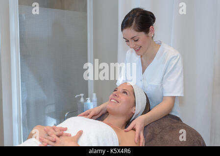 Fisioterapista dando massaggio della spalla di un paziente di sesso femminile Foto Stock