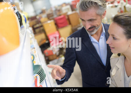 Positivo l uomo e la donna in pentole shop Foto Stock