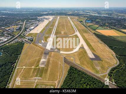 Aeroporto di Dusseldorf, panoramica, pista Dusseldorf, piste 23L e 23R, Dusseldorf, Renania Settentrionale-Vestfalia, Germania, Europa, Vista aerea, Aerial Foto Stock