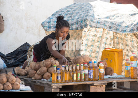 Venditore ambulante vendita di noci di cocco, Mahajanga, Madagascar Foto Stock