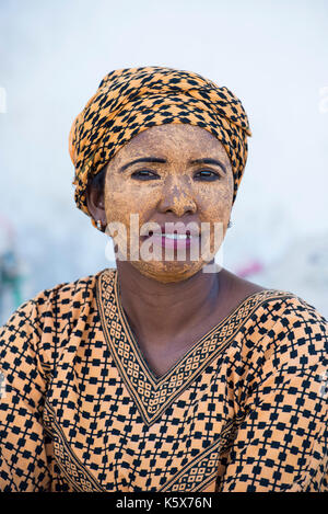 Donna che indossa Sakalava faccia stile vernice, Mahajanga, Madagascar Foto Stock