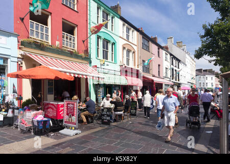 Persone in Palace Street, Caernarfon, Gwynedd, il Galles del Nord, Regno Unito Regno Unito Foto Stock