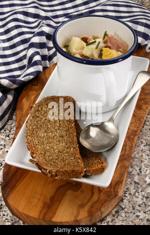 Irish zuppa di pesce in una tazza con il pane su una piastra Foto Stock