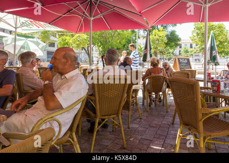 Per coloro che godono di un drink in un bar in Plaza de la Merced, Malaga, Spagna Foto Stock