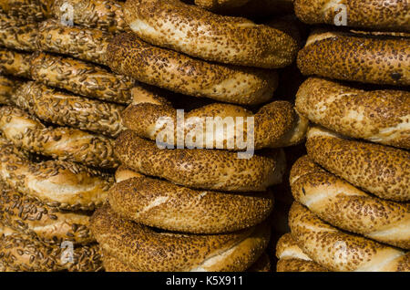 Un assortimento di bagel in un frame completo sullo sfondo Foto Stock