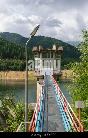 Pecingeanu lago diga sul fiume Dambovita. torre di aspirazione di vuoto lago di accumulo Foto Stock