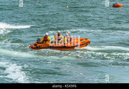 Scialuppa di salvataggio costiera dimostrazione a moelfre scialuppa di salvataggio giorno 2017 evento su anglesey Foto Stock