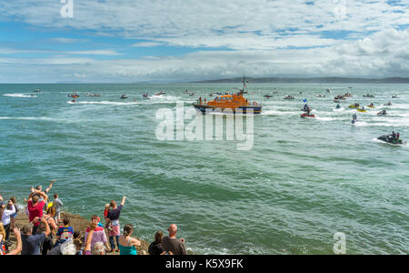 Scialuppa di salvataggio moelfre visto dalla folla dalla riva a moelfre scialuppa di salvataggio giorno 2017 evento su anglesey Foto Stock