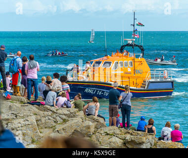 Scialuppa di salvataggio moelfre visto dalla folla dalla riva a moelfre scialuppa di salvataggio giorno 2017 evento su anglesey Foto Stock