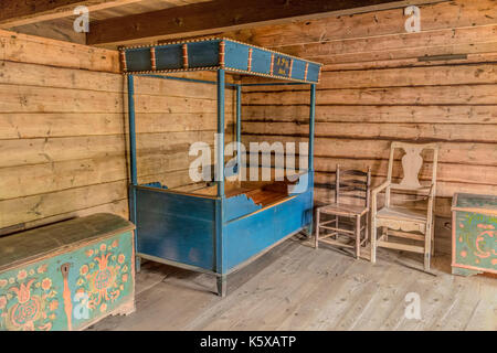 NORSK FOLKEMUSEUM- interno di una storica casa colonica, parte del museo a cielo aperto del norvegese di storia culturale di Oslo, Bygdøy, Norvegia. Foto Stock