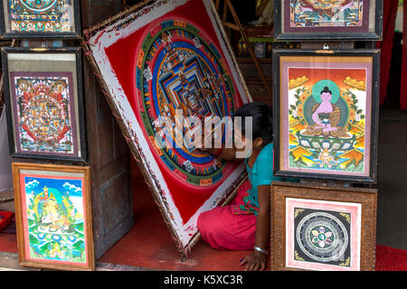 Donna dipinto thangka in bhaktapur, Nepal Foto Stock