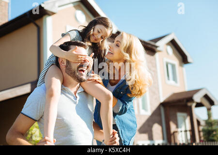 Felice famiglia piacevole divertimento insieme nel cortile posteriore Foto Stock