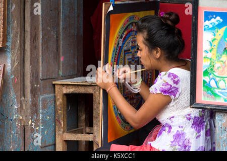 Donna che dipinge Thangka a Bhaktapur, Nepal Foto Stock