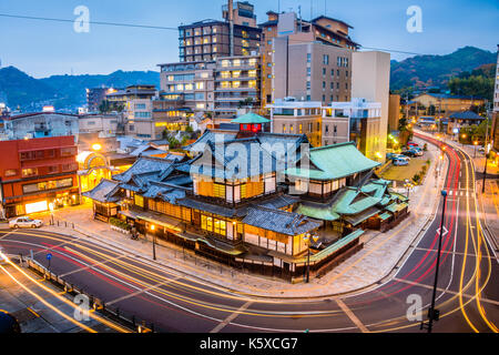 Matsuyama, Giappone skyline del centro a Dogo Onsen bath house. Foto Stock