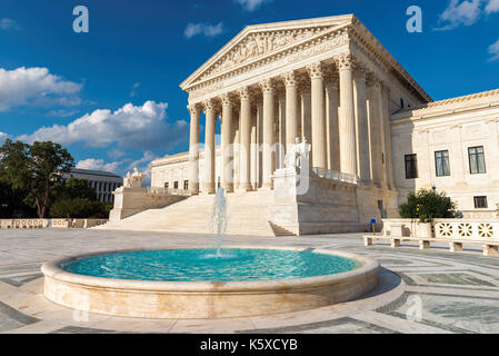 La Corte suprema degli Stati Uniti edificio al tramonto a Washington dc, Stati Uniti d'America. Foto Stock