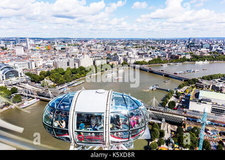 Sulla London Eye, il Tamigi dal London eye London eye capsula, top del London Eye, London eye ruota, i turisti sulla London Eye, Londra uk a cavallo Foto Stock