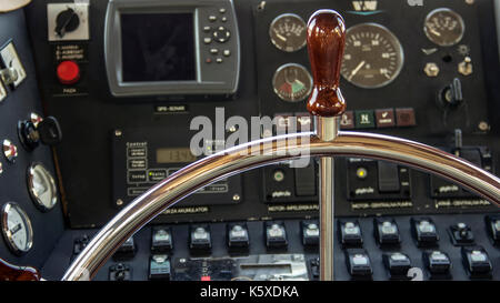 Il volante e il quadro della strumentazione in un motor yacht cockpit Foto Stock