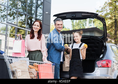 Famiglia di imballaggio borse per lo shopping in auto Foto Stock