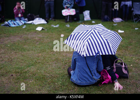 Londra, Regno Unito. 10 settembre, 2017. i frequentatori del festival sotto un ombrello al 2017 onblackheath festival. photo Data: domenica, settembre 10, 2017. Foto di credito dovrebbe leggere: roger garfield/alamy live news Foto Stock