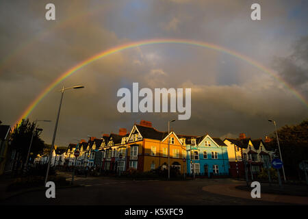 Aberystwyth Wales UK, domenica 10 settembre 2017 uk meteo: come il forte wnds continuare, un arcobaleno appare brevemente in te il cielo sopra aberystwyth sulla costa di cardigan bay nel Galles occidentale. una met office 'giallo' avvertimento è stato rilasciato per il sud le regioni occidentali del Regno Unito, con raffiche fino a 60mph prevista durante il lunedì mattina. Photo credit: keith morris/alamy live news Foto Stock