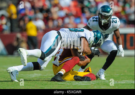 Landover, MD, Stati Uniti d'America. Decimo Sep, 2017. Philadelphia Eagles middle linebacker Giordania Hicks (58) affronta Washington Redskins manualmente l'estremità Giordania Reed (86) durante l'apertura di stagione match tra Philadelphia Eagles e Washington Redskins a FedEx in campo Landover, MD. Credito: csm/Alamy Live News Foto Stock