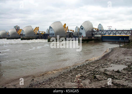 Londra, Regno Unito. Decimo Sep, 2017. Thames Barrier sollevato per un test annuale. Credito: johnny armstead/alamy live news Foto Stock