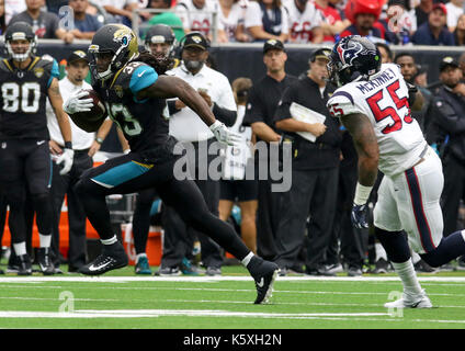 Houston, TX, Stati Uniti d'America. Decimo Sep, 2017. Jacksonville Jaguars running back Chris avorio (33) precipita per cantieri nel primo trimestre durante il gioco di NFL tra Jacksonville Jaguars e Houston Texans al NRG Stadium di Houston, TX. Il Jacksonville Jaguars sconfitto Houston Texans 29-7. John Glaser/CSM/Alamy Live News Foto Stock