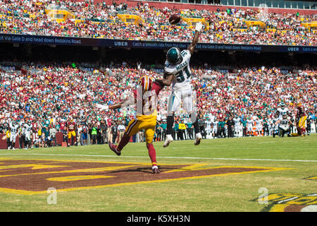 Landover, MD, Stati Uniti d'America. Decimo Sep, 2017. Washington Redskins wide receiver Terrelle Pryor (11) va per un pass mentre Philadelphia Eagles cornerback Jalen Mills (31) difende durante l'apertura di stagione match tra Philadelphia Eagles e Washington Redskins a FedEx in campo Landover, MD. Credito: csm/Alamy Live News Foto Stock