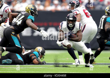 Houston, Texas, Stati Uniti d'America. Decimo Sep, 2017. Houston Texans running back Lamar Miller (26) inciampa mentre si sta portando la palla su un gioco in esecuzione durante il terzo trimestre di un NFL stagione regolare il gioco tra la Houston Texans e Jacksonville Jaguars a NRG Stadium di Houston, TX il 10 settembre 2017. Jacksonville ha vinto, 29-7. Credito: Erik Williams/ZUMA filo/Alamy Live News Foto Stock