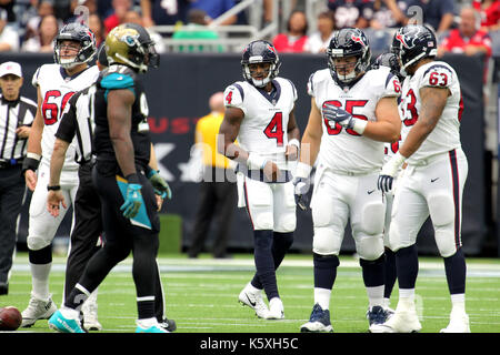 Houston, Texas, Stati Uniti d'America. Decimo Sep, 2017. Houston Texans quarterback Deshaun Watson (4) entra in gioco in rilievo di Tom Savage (3) durante il terzo trimestre di un NFL stagione regolare il gioco tra la Houston Texans e Jacksonville Jaguars a NRG Stadium di Houston, TX il 10 settembre 2017. Jacksonville ha vinto, 29-7. Credito: Erik Williams/ZUMA filo/Alamy Live News Foto Stock