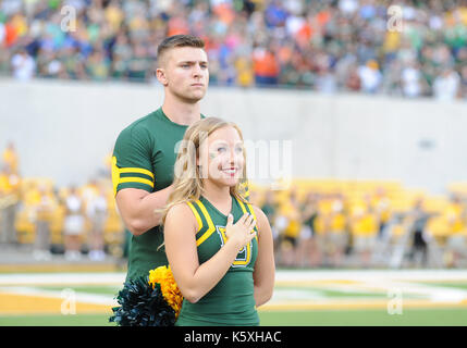 9 Settembre 2017: .Baylor Bears cheerleaders durante la riproduzione di un inno nazionale durante il NCAA Football gioco tra il Baylor Orsi e la UTSA Roadrunners a McLane Stadium di Waco, Texas. Matthew Lynch/CSM Foto Stock