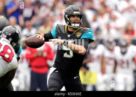 Houston, Texas, Stati Uniti d'America. Decimo Sep, 2017. Jacksonville Jaguars quarterback blake bortles (5) raggiunge torna a passare downfield durante il terzo trimestre di un nfl stagione regolare il gioco tra la Houston Texans e Jacksonville Jaguars a nrg stadium di Houston, TX il 10 settembre 2017. jacksonville ha vinto, 29-7. Credito: erik williams/zuma filo/alamy live news Foto Stock