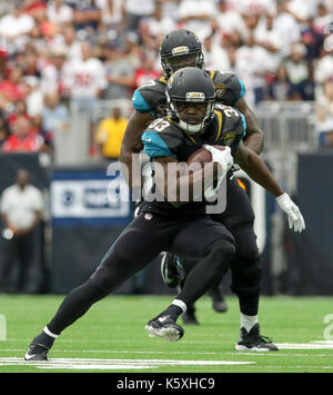 Houston, TX, Stati Uniti d'America. Decimo Sep, 2017. Jacksonville Jaguars running back Chris avorio (33) precipita per cantieri nel quarto trimestre durante il gioco di NFL tra Jacksonville Jaguars e Houston Texans al NRG Stadium di Houston, TX. Il Jacksonville Jaguars sconfitto Houston Texans 29-7. John Glaser/CSM/Alamy Live News Foto Stock