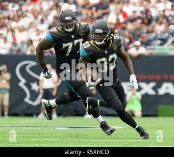 Houston, TX, Stati Uniti d'America. Decimo Sep, 2017. Jacksonville Jaguars running back Chris avorio (33) viene eseguita dopo la cattura nel quarto trimestre durante il gioco di NFL tra Jacksonville Jaguars e Houston Texans al NRG Stadium di Houston, TX. Il Jacksonville Jaguars sconfitto Houston Texans 29-7. John Glaser/CSM/Alamy Live News Foto Stock