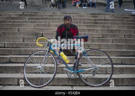 Città del Messico, Città del Messico, mx. Decimo Sep, 2017. Antonio contreras, 48 anni.accounter.Venustiano Carranza - Miguel Hidalgo, 18 km al giorno a credito: joel alvarez/zuma filo/alamy live news Foto Stock