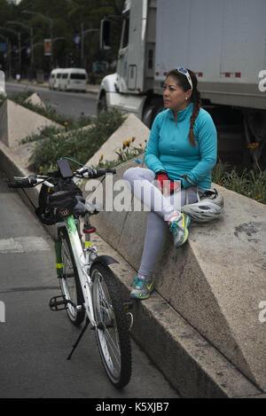 Città del Messico, Città del Messico, mx. Decimo Sep, 2017. rosalva juarez, 42 anni.Il segretario.constituyentes palmas, 7 km al giorno a credito: joel alvarez/zuma filo/alamy live news Foto Stock