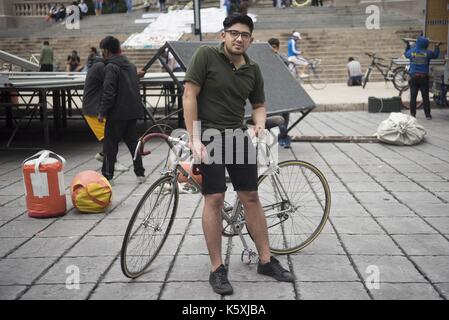 Città del Messico, Città del Messico, mx. Decimo Sep, 2017. Fernando ibarra, 29 anni.trader.25 km al giorno a credito: joel alvarez/zuma filo/alamy live news Foto Stock